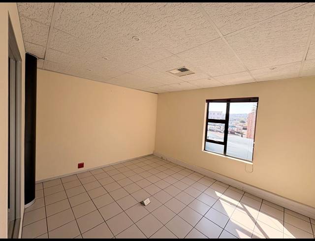 101M² OFFICE TO LET IN FOURWAYS
